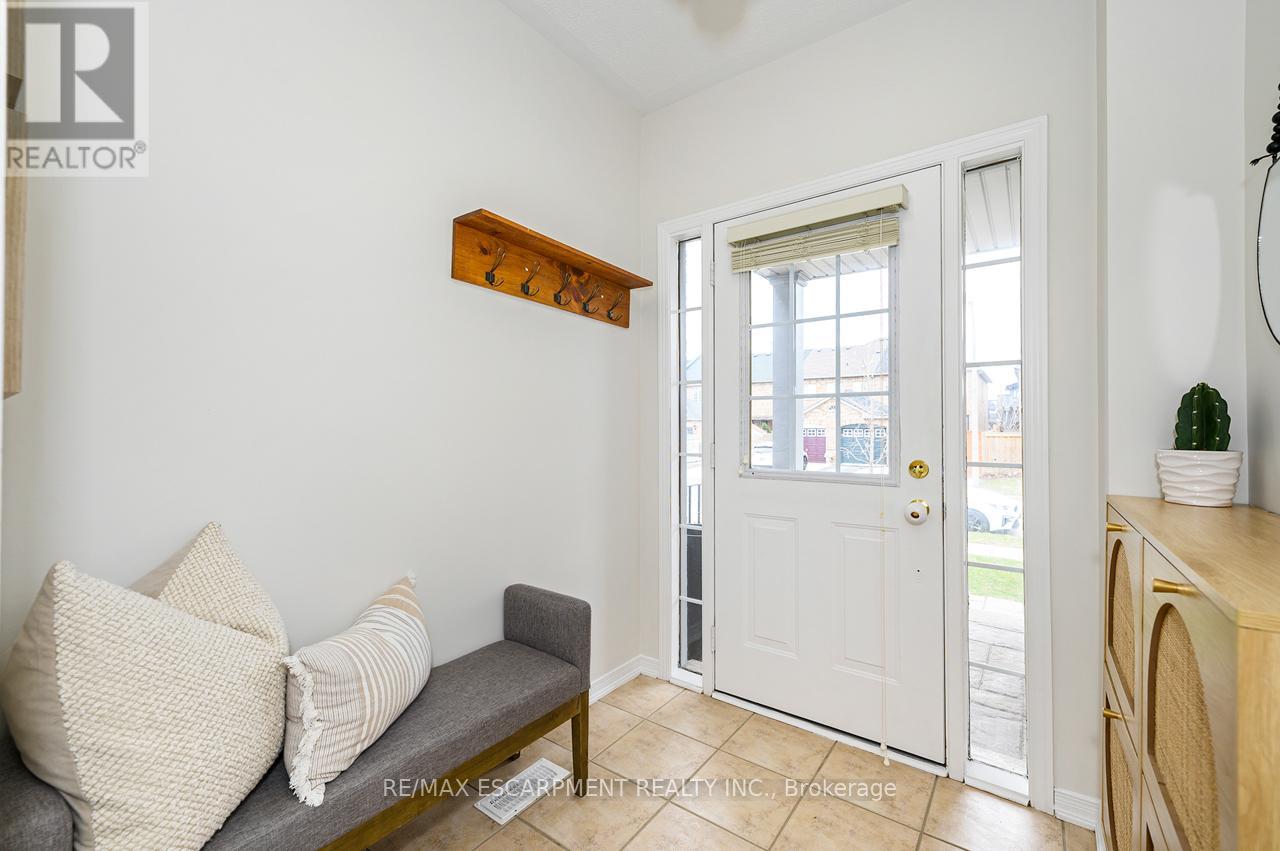 1815 Cobra Crescent, Burlington, Ontario  L7L 7M1 - Photo 4 - W12951956