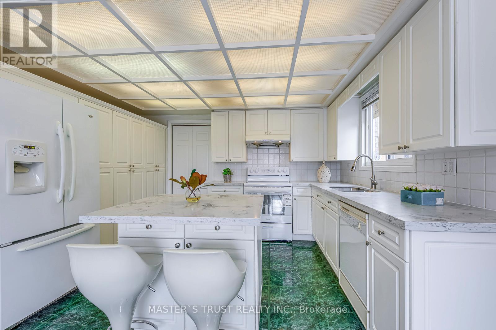 2591 Robin Drive, Mississauga, Ontario  L5K 2G2 - Photo 13 - W12952008