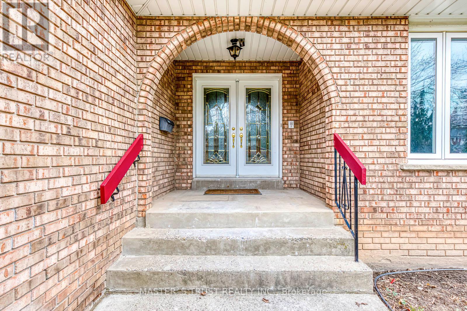 2591 Robin Drive, Mississauga, Ontario  L5K 2G2 - Photo 2 - W12952008