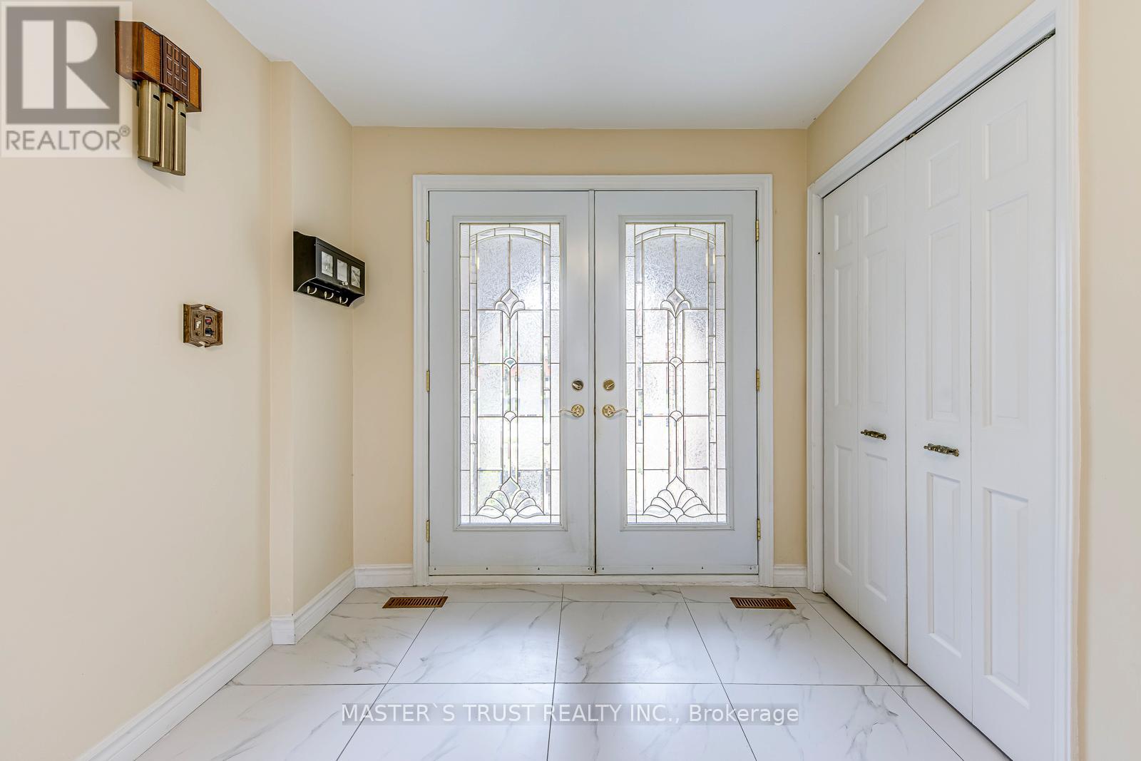 2591 Robin Drive, Mississauga, Ontario  L5K 2G2 - Photo 3 - W12952008