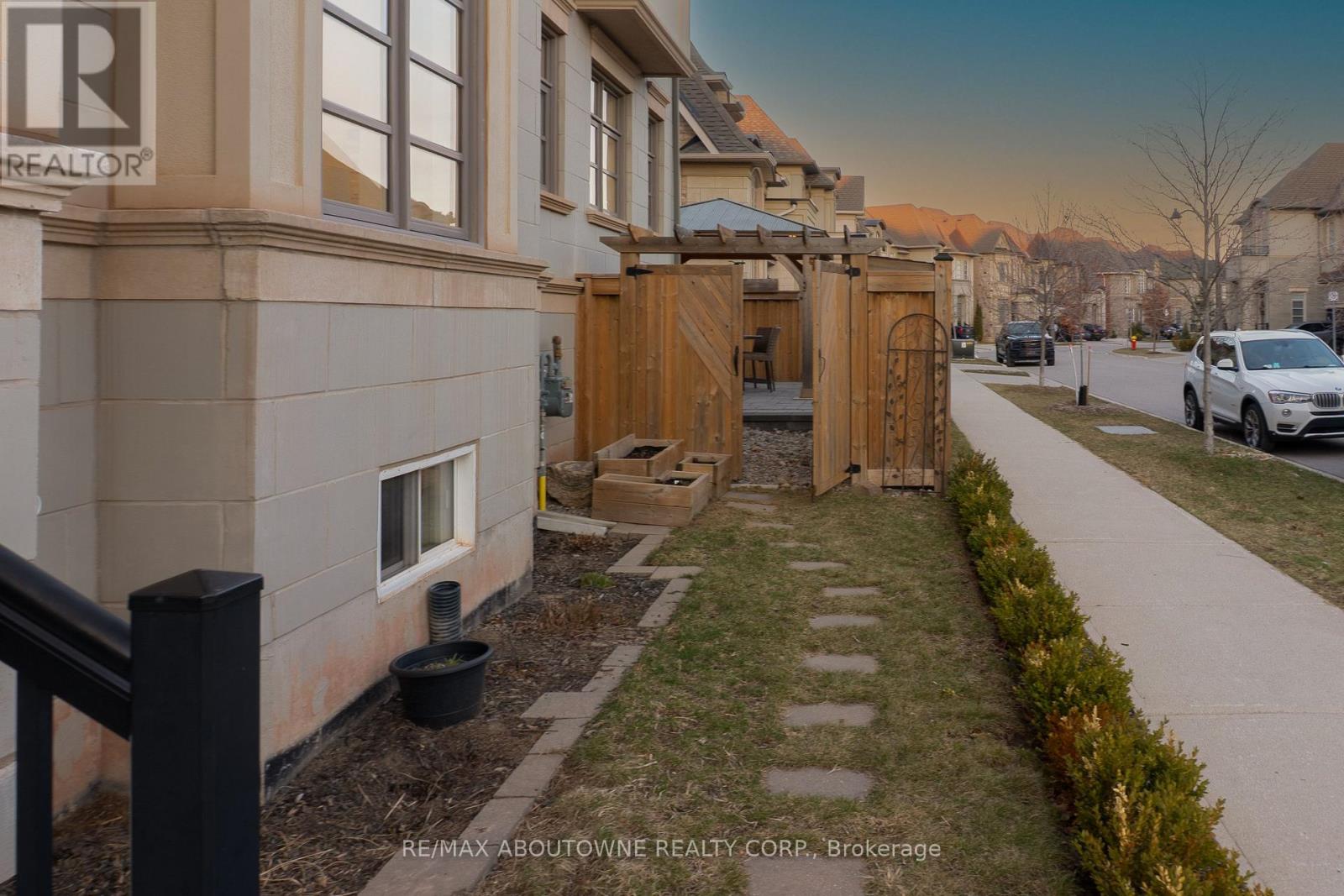 3191 Daniel Way, Oakville, Ontario  L6H 0V7 - Photo 7 - W12952104