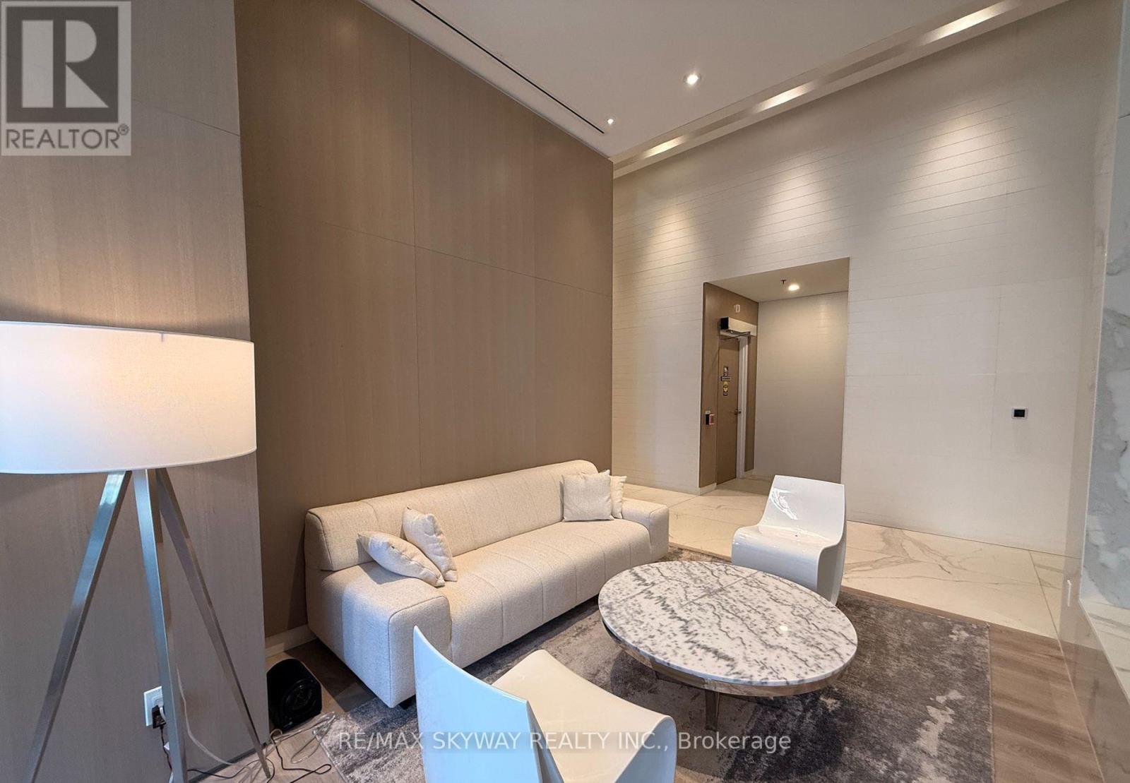 505 - 370 Martha Street, Burlington, Ontario  L7R 0G9 - Photo 2 - W12947416