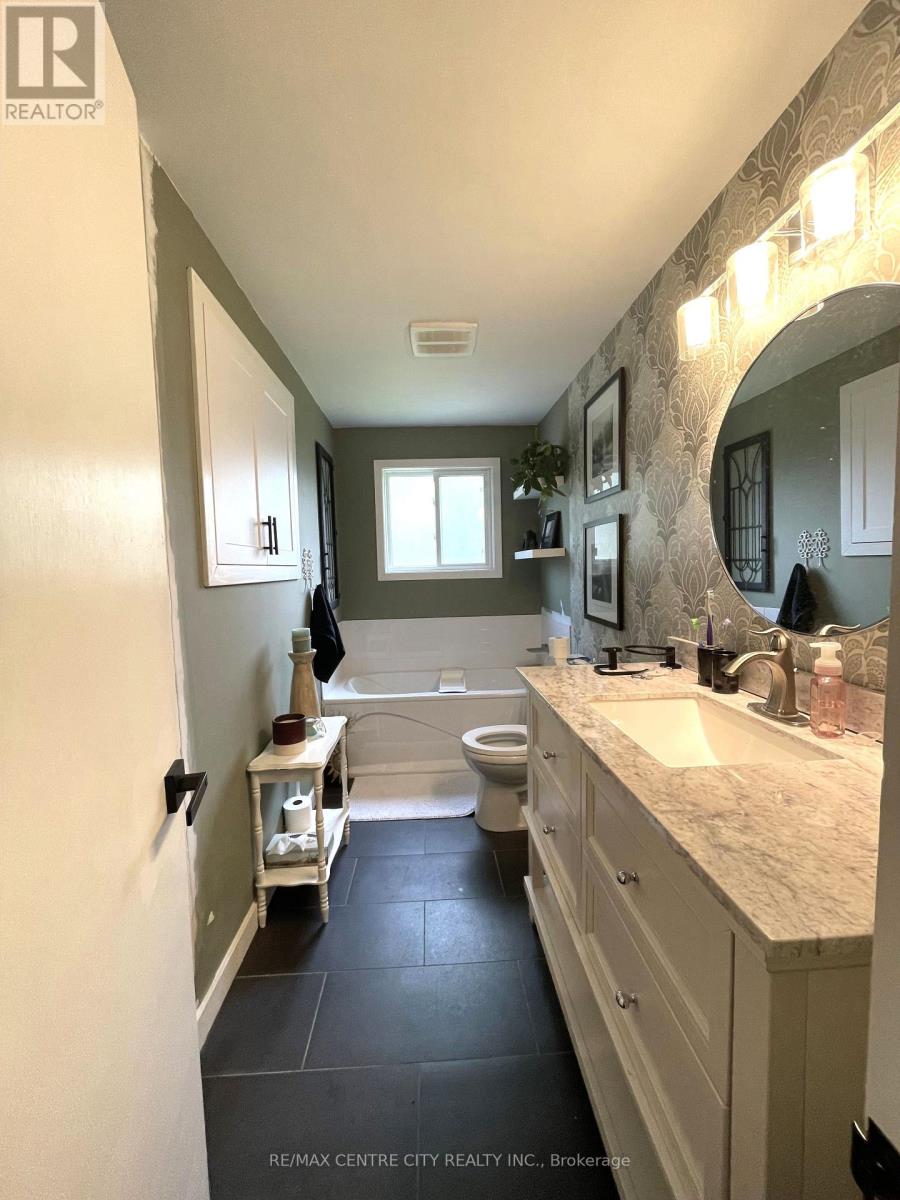 91 Clarence Street, Strathroy-Caradoc (Se), Ontario  N7G 1H2 - Photo 10 - X12952404