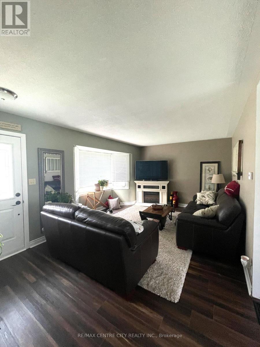 91 Clarence Street, Strathroy-Caradoc (Se), Ontario  N7G 1H2 - Photo 2 - X12952404