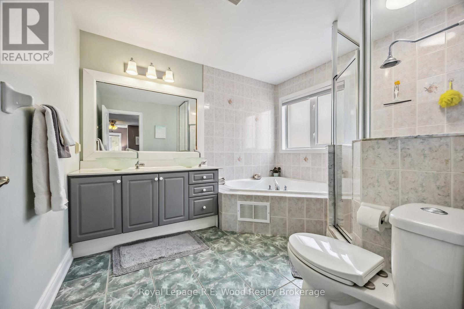 3 Lorwood Court, Richmond Hill, Ontario  L4E 3W3 - Photo 19 - N12952378