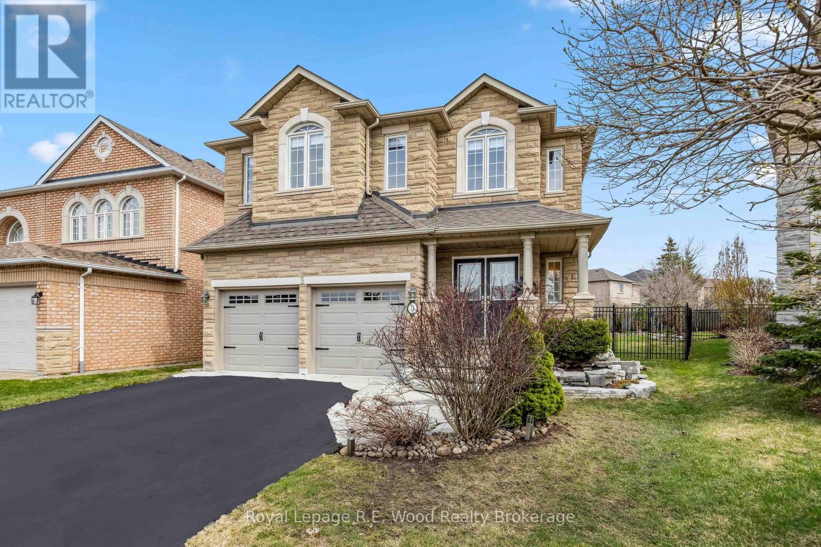 3 Lorwood Court, Richmond Hill, Ontario  L4E 3W3 - Photo 2 - N12952378