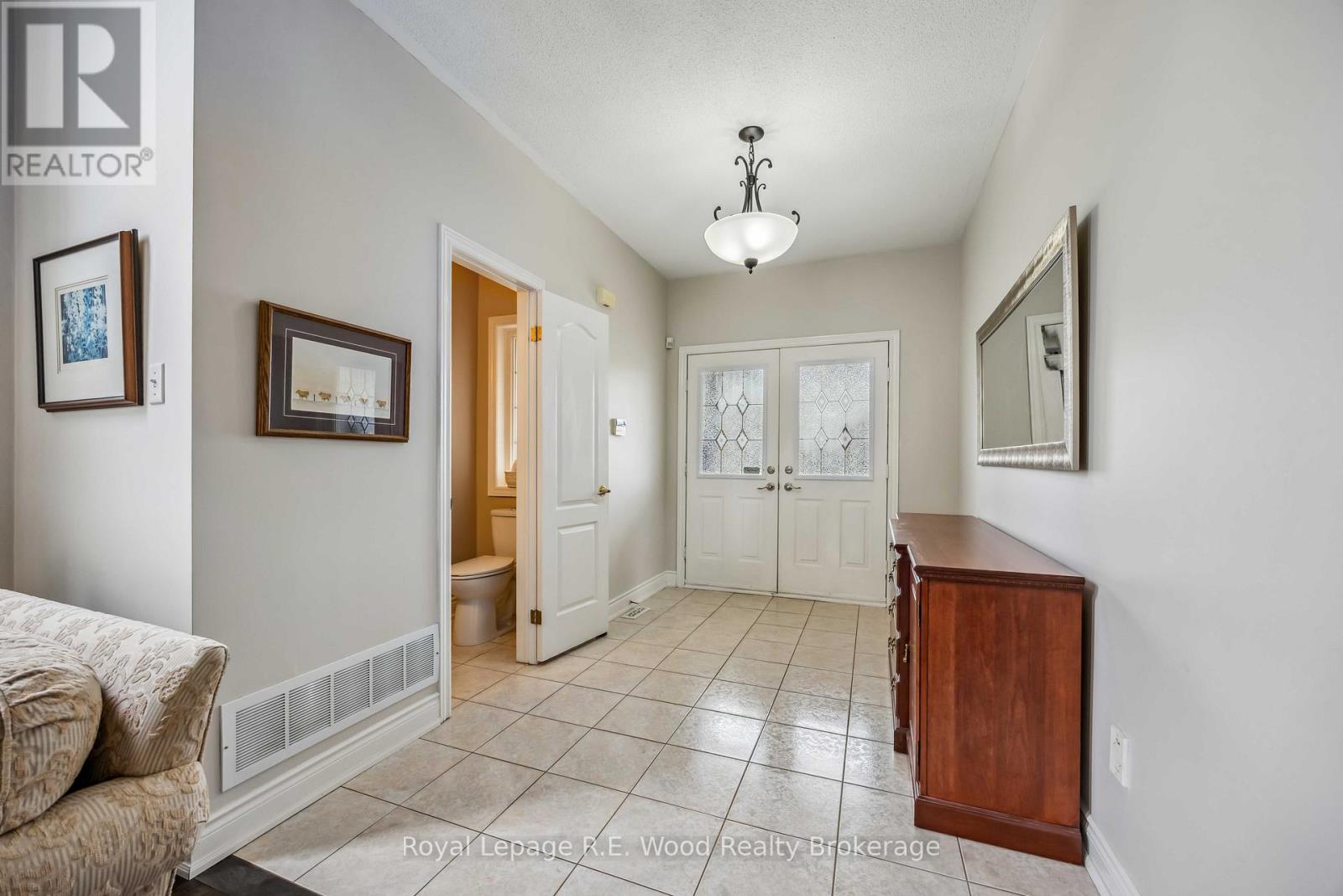 3 Lorwood Court, Richmond Hill, Ontario  L4E 3W3 - Photo 4 - N12952378