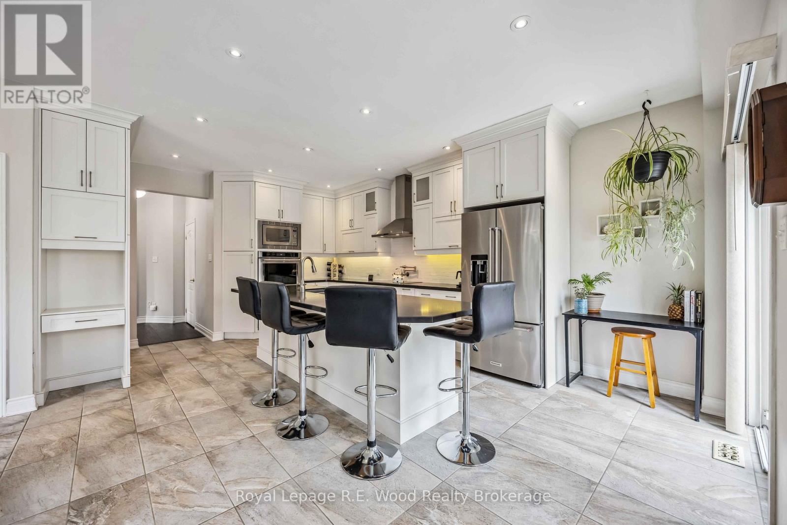 3 Lorwood Court, Richmond Hill, Ontario  L4E 3W3 - Photo 8 - N12952378