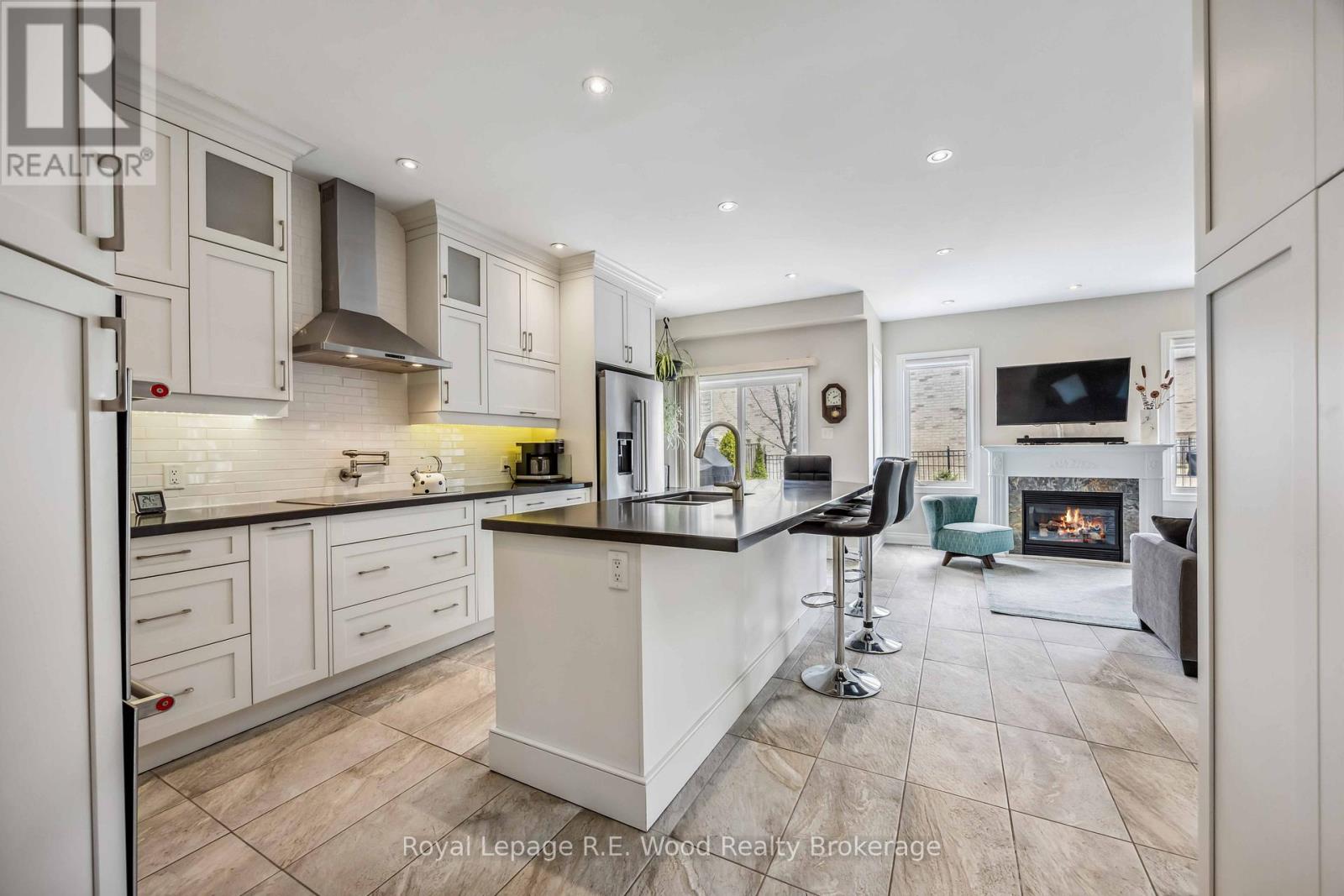 3 Lorwood Court, Richmond Hill, Ontario  L4E 3W3 - Photo 9 - N12952378