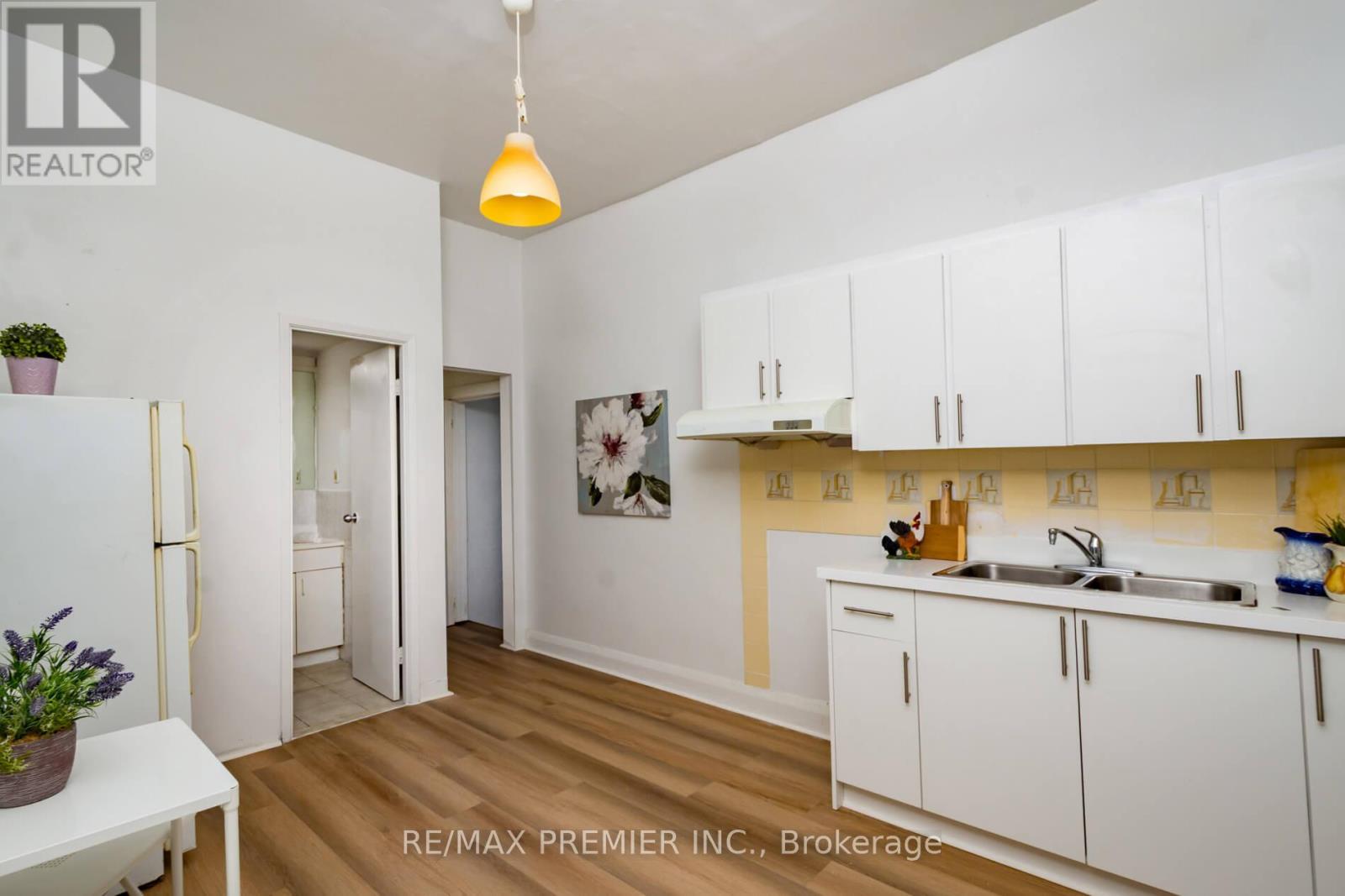 229 Bellwoods Avenue, Toronto, Ontario M6J 2R2 - Photo 9 - C12952252