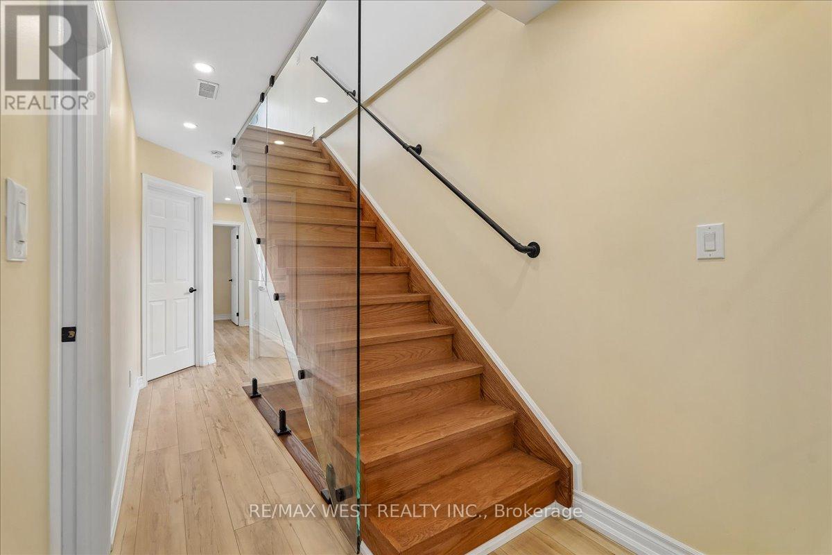 201 Rhodes Avenue, Toronto, Ontario  M4L 3A2 - Photo 13 - E12952334