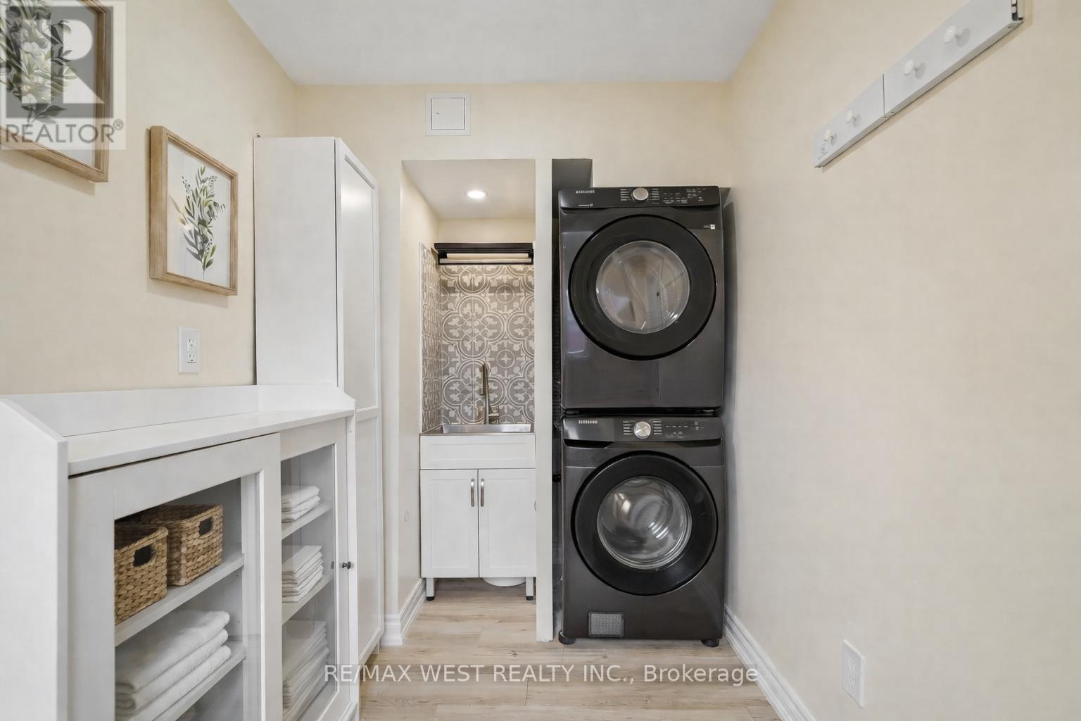 201 Rhodes Avenue, Toronto, Ontario  M4L 3A2 - Photo 18 - E12952334