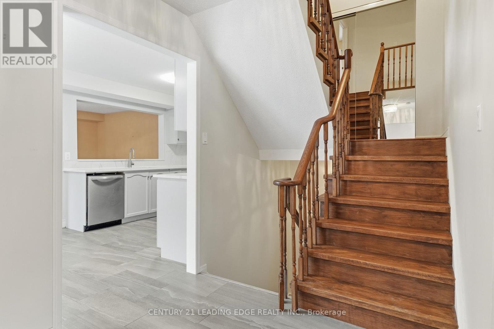 60 Snedden Avenue, Aurora, Ontario  L4G 7K6 - Photo 9 - N12952388