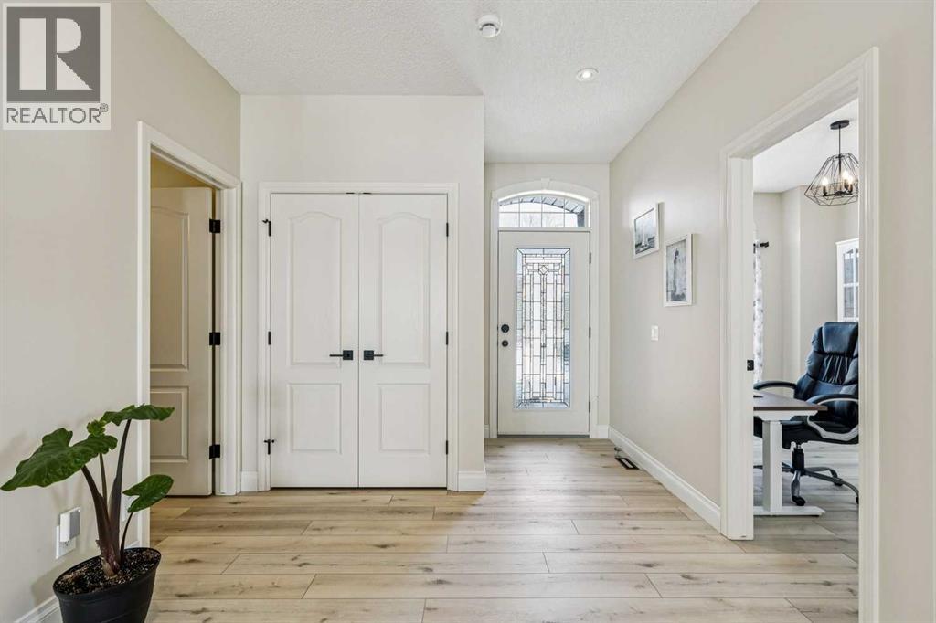 120 Hidden Creek Circle Nw, Calgary, Alberta  T3A 6J3 - Photo 4 - A2297983