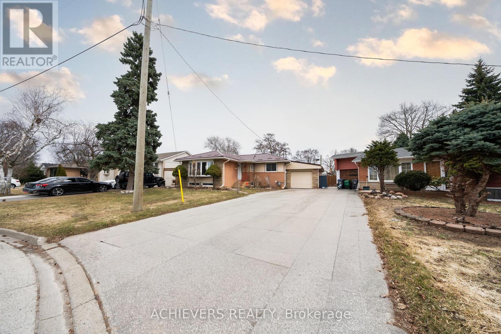 28 CUMBRIAN COURT, Brampton, Ontario