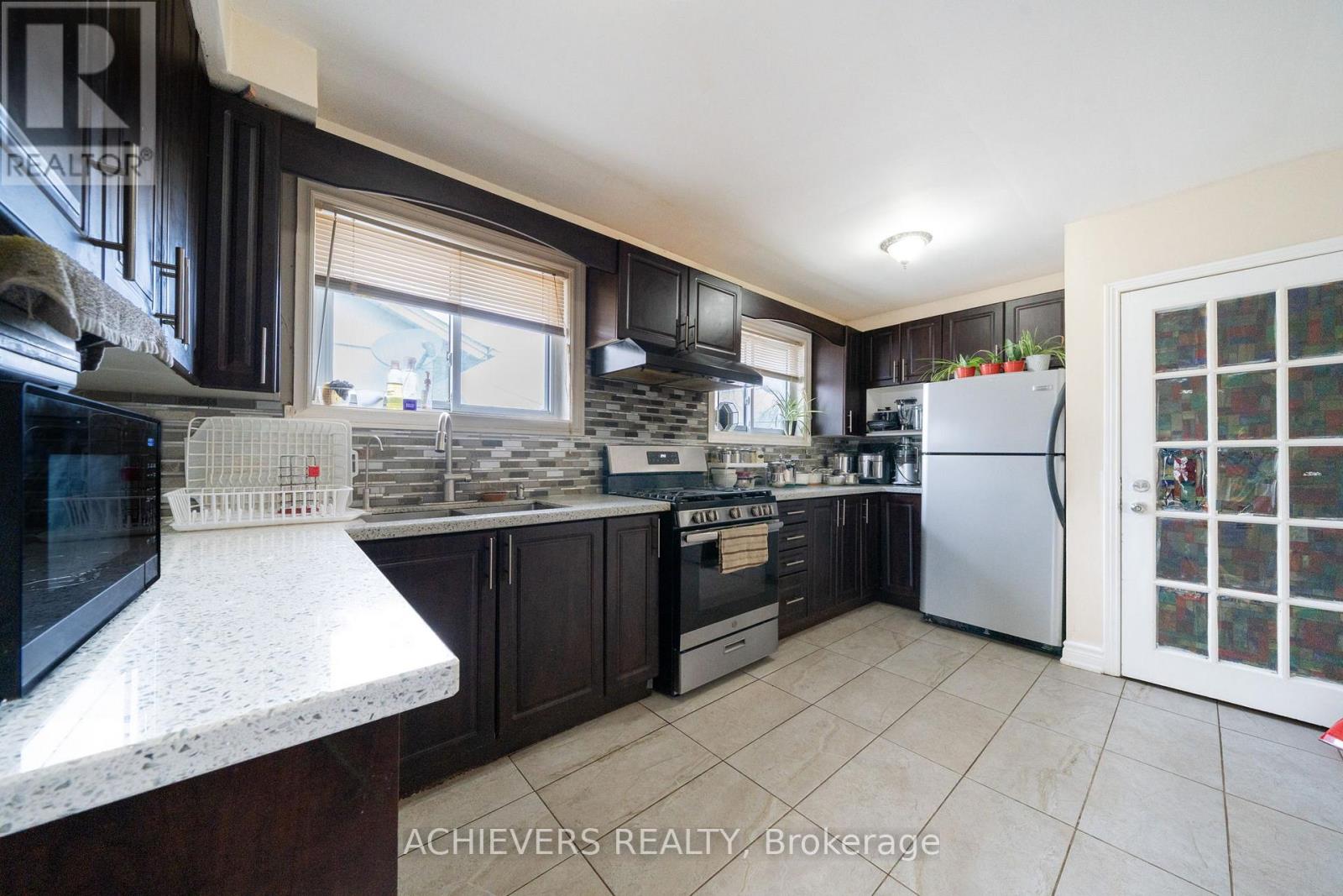 28 Cumbrian Court, Brampton, Ontario  L6X 2J8 - Photo 11 - W12952300