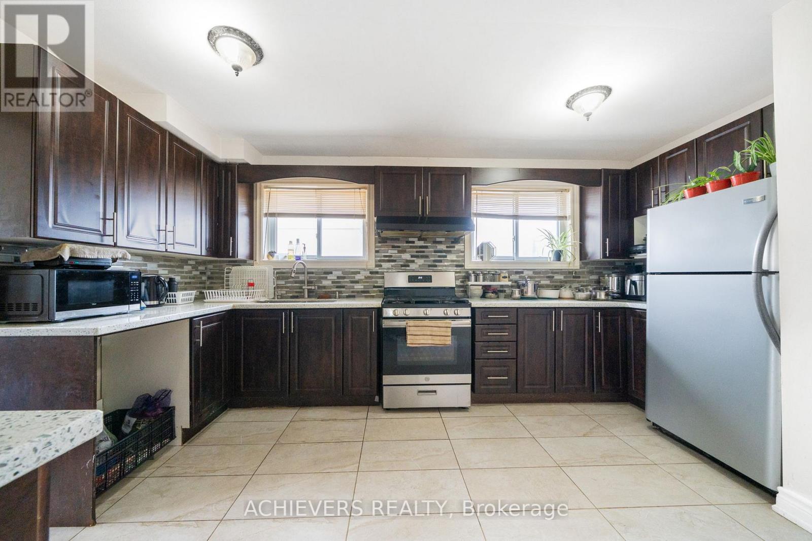 28 Cumbrian Court, Brampton, Ontario  L6X 2J8 - Photo 12 - W12952300