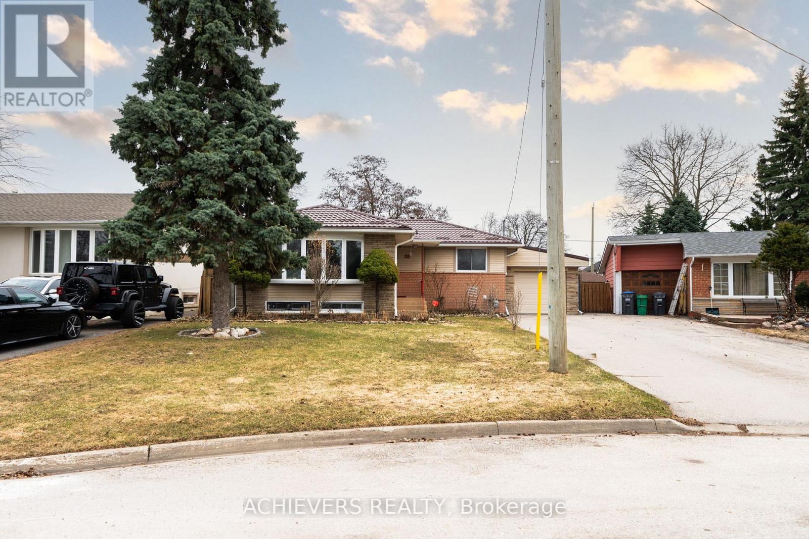28 Cumbrian Court, Brampton, Ontario  L6X 2J8 - Photo 2 - W12952300