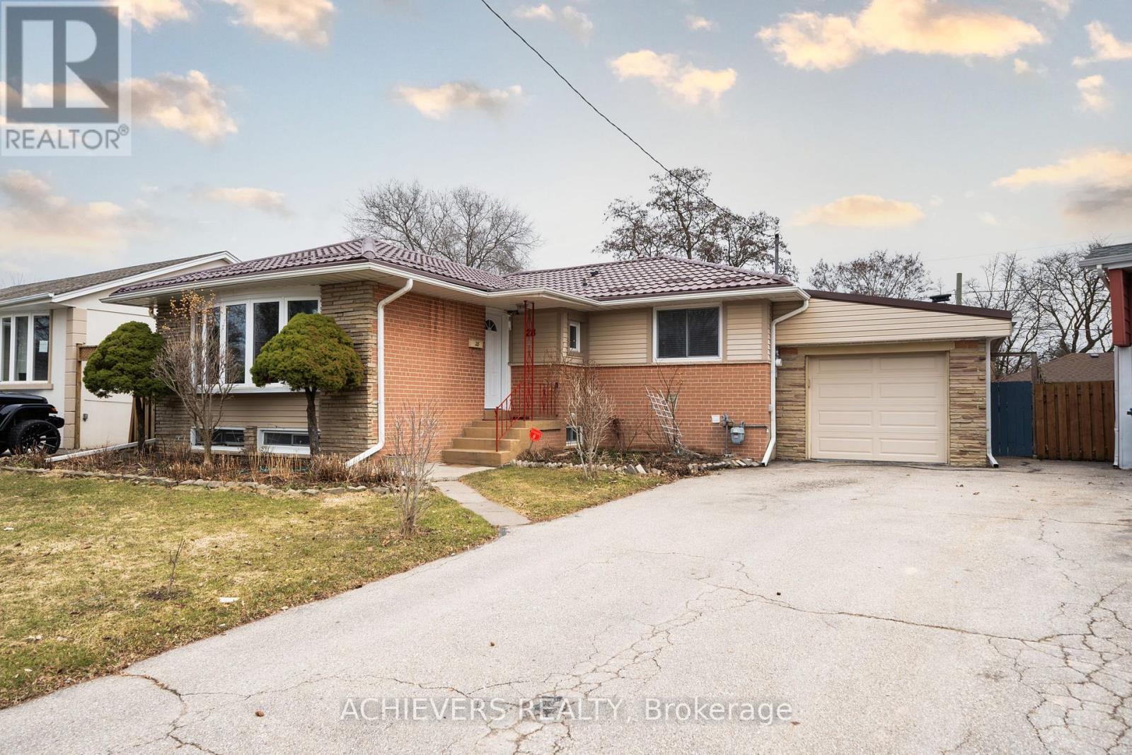 28 Cumbrian Court, Brampton, Ontario  L6X 2J8 - Photo 3 - W12952300