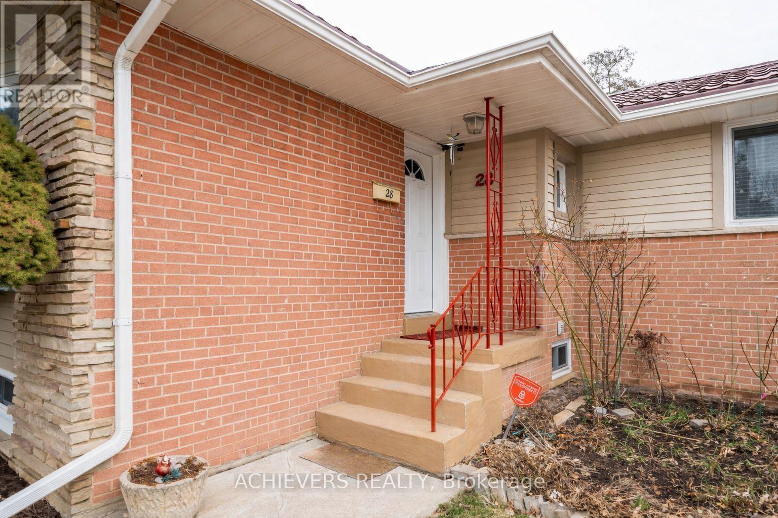 28 Cumbrian Court, Brampton, Ontario  L6X 2J8 - Photo 4 - W12952300