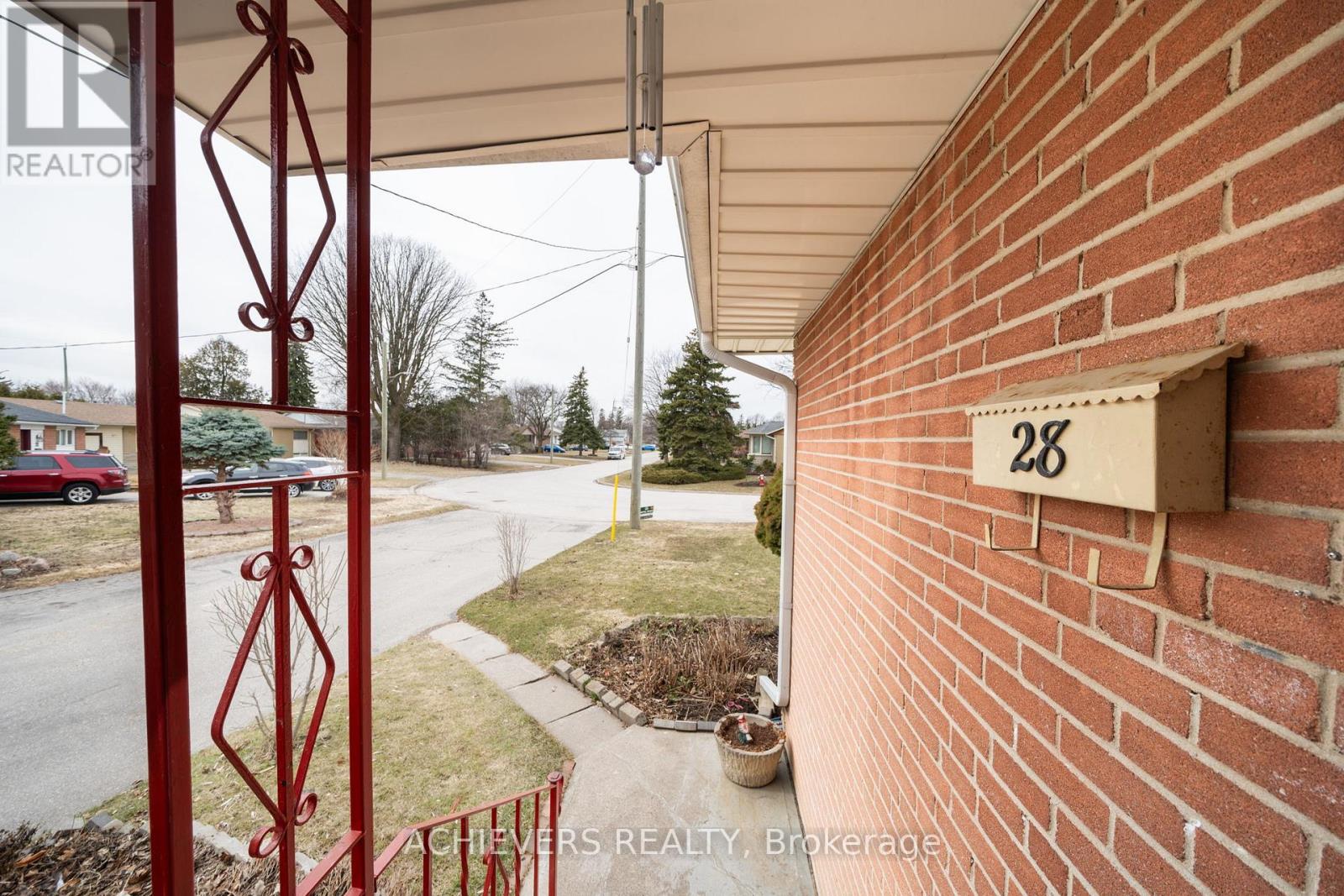 28 Cumbrian Court, Brampton, Ontario  L6X 2J8 - Photo 5 - W12952300