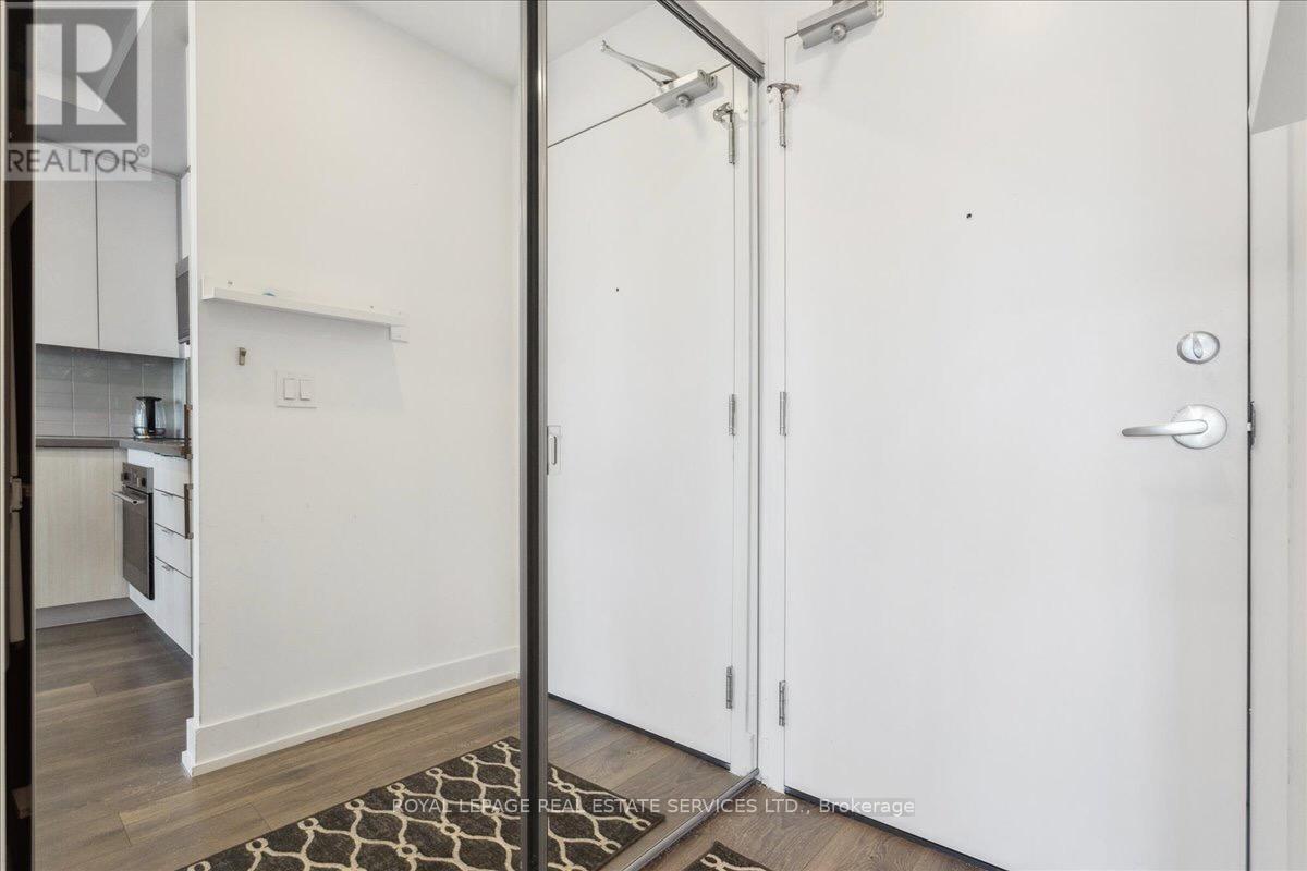 2002 - 297 Oak Walk Drive, Oakville, Ontario  L6H 3R6 - Photo 4 - W12952400