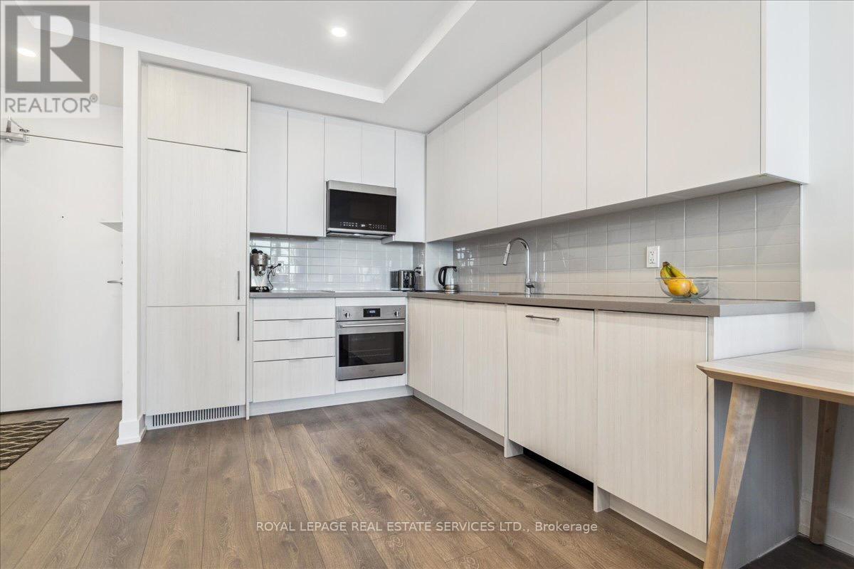 2002 - 297 Oak Walk Drive, Oakville, Ontario  L6H 3R6 - Photo 6 - W12952400