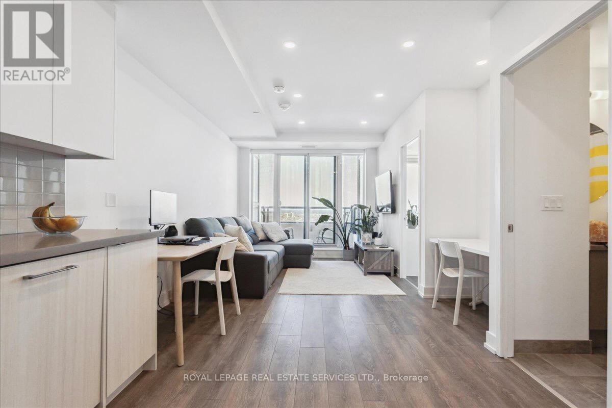 2002 - 297 Oak Walk Drive, Oakville, Ontario  L6H 3R6 - Photo 8 - W12952400