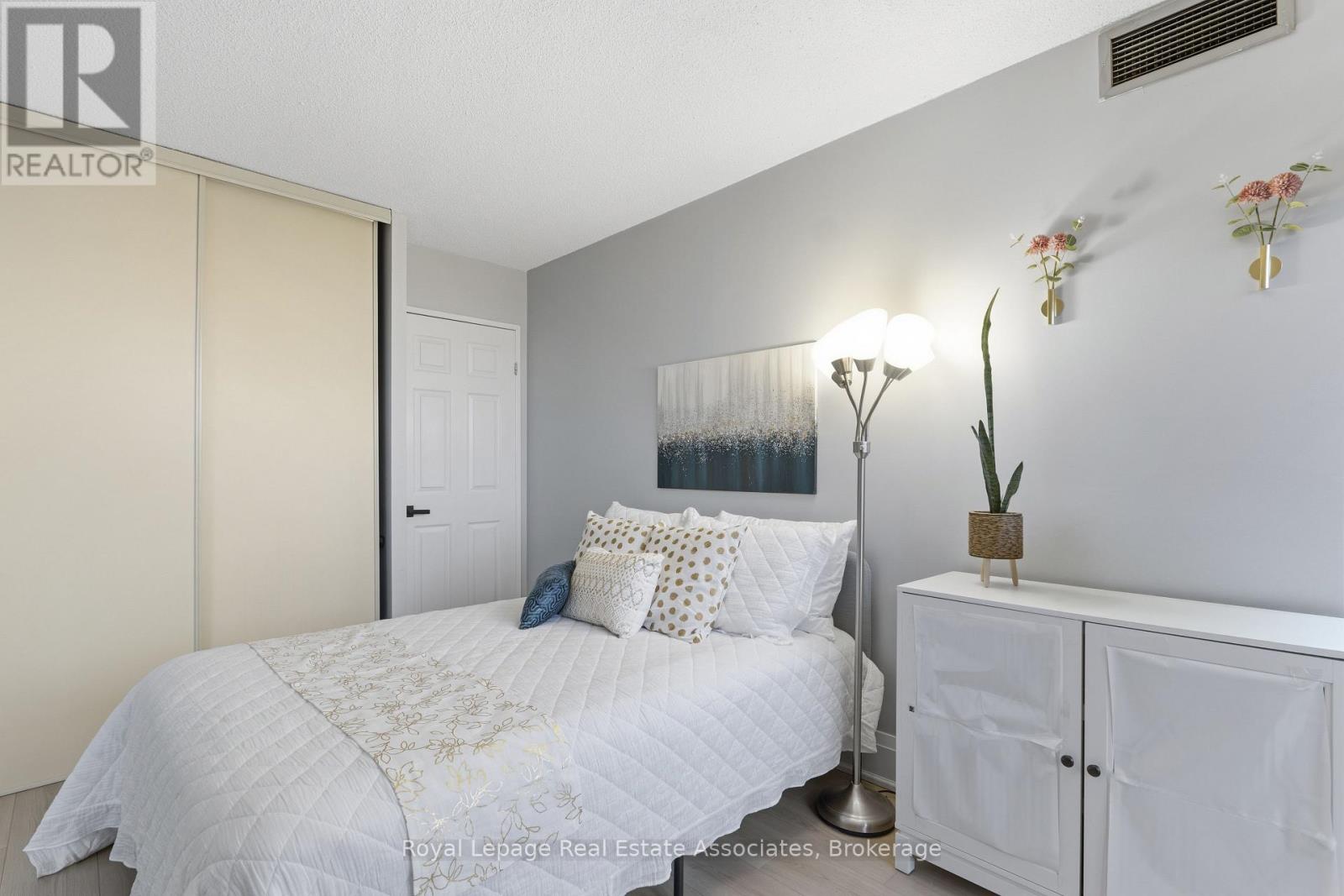 1808 - 100 County Court Boulevard, Brampton, Ontario  L6W 3X1 - Photo 21 - W12951806