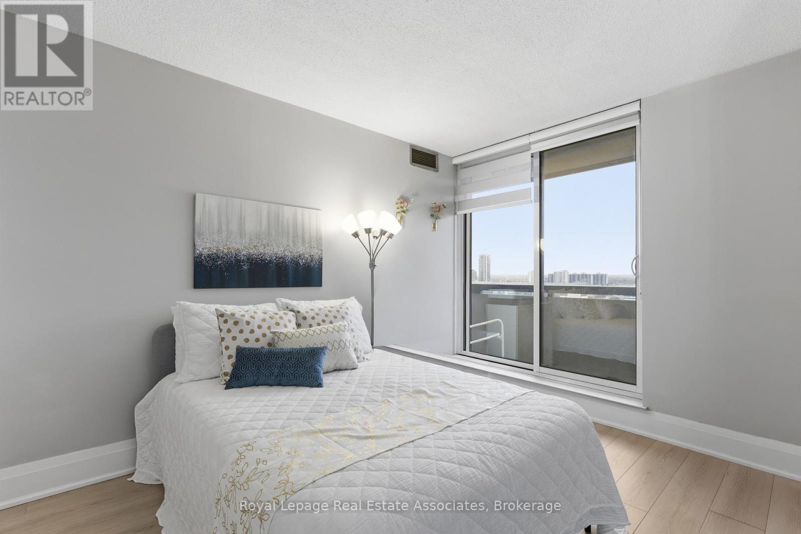 1808 - 100 County Court Boulevard, Brampton, Ontario  L6W 3X1 - Photo 19 - W12951806