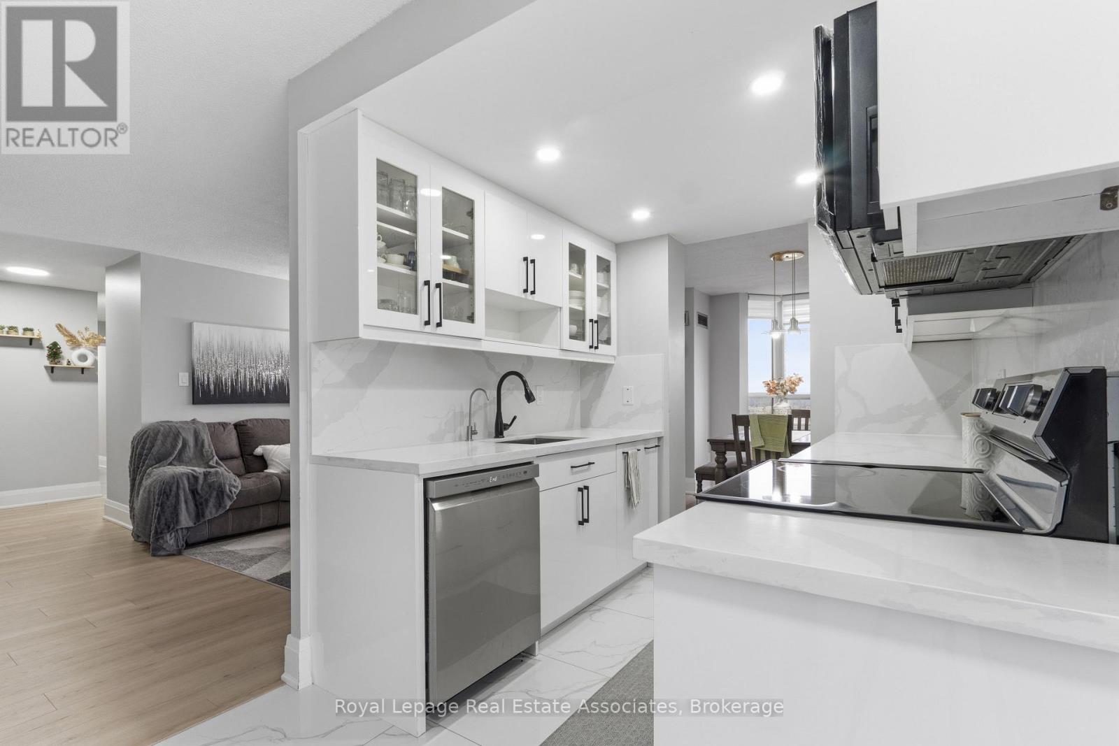 1808 - 100 County Court Boulevard, Brampton, Ontario  L6W 3X1 - Photo 11 - W12951806