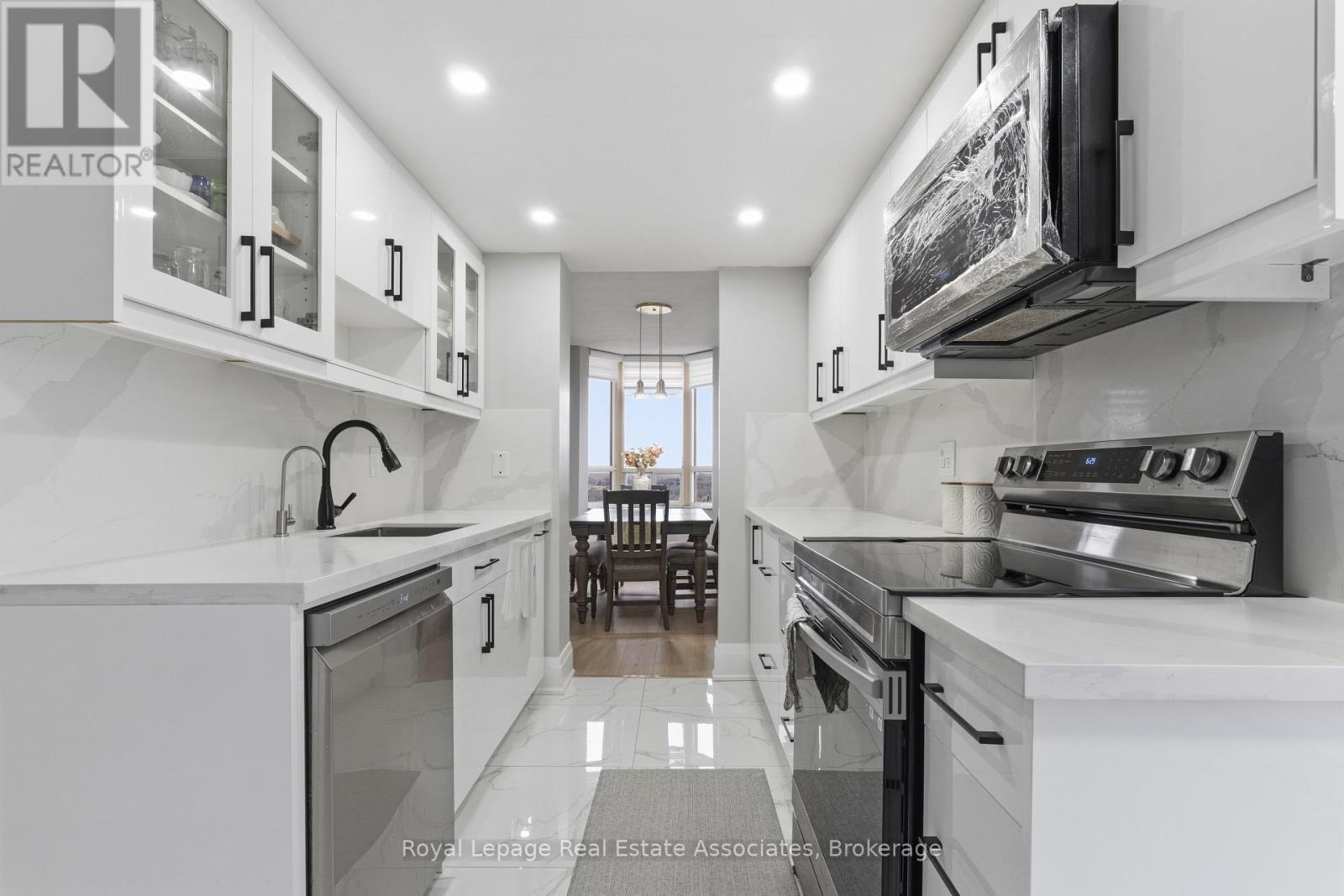 1808 - 100 County Court Boulevard, Brampton, Ontario  L6W 3X1 - Photo 8 - W12951806