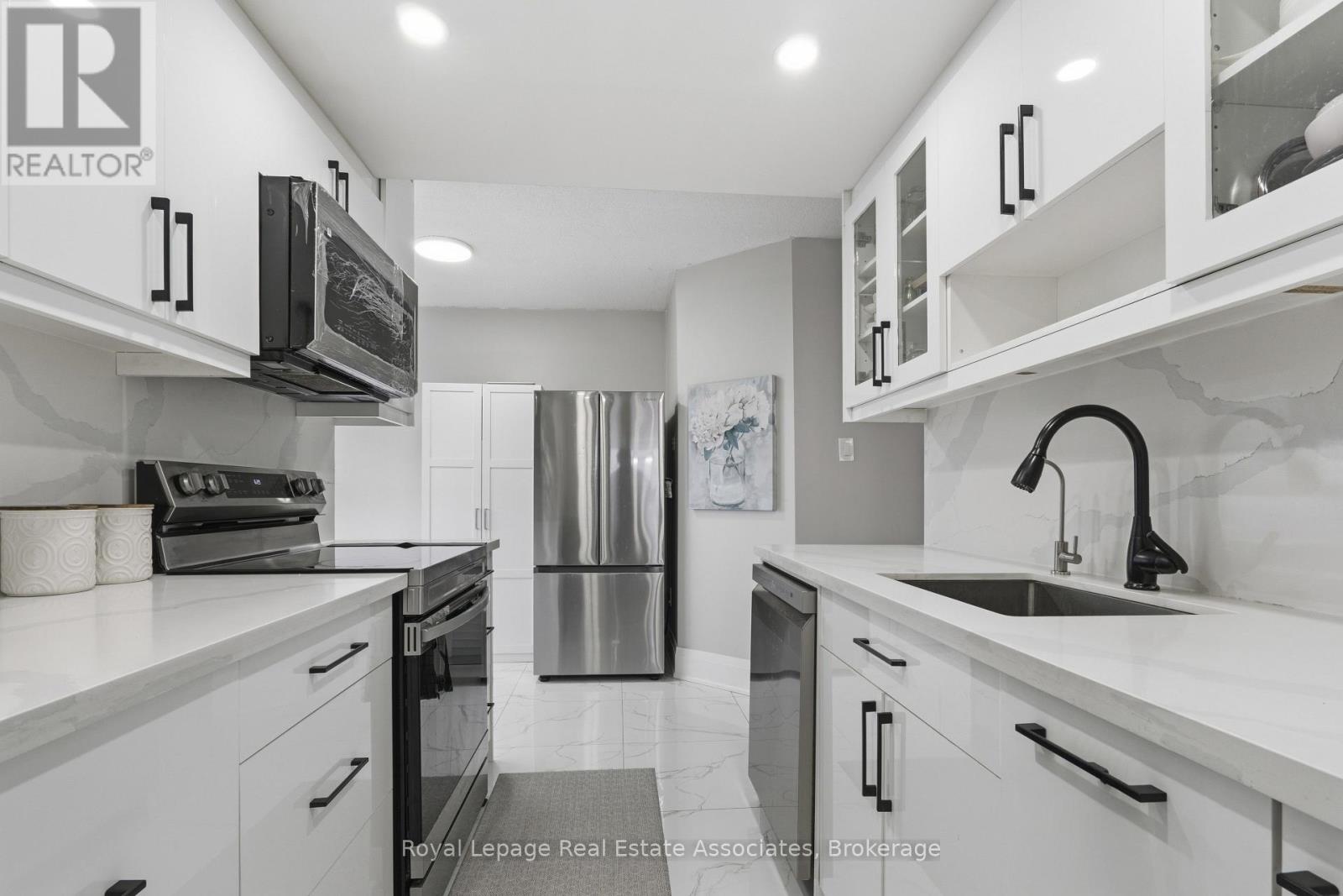 1808 - 100 County Court Boulevard, Brampton, Ontario  L6W 3X1 - Photo 9 - W12951806