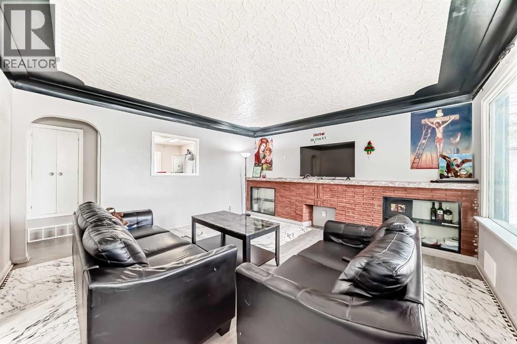 2517 36 Street SE, Calgary, Alberta  T2B 0Y2 - Photo 4 - A2293398