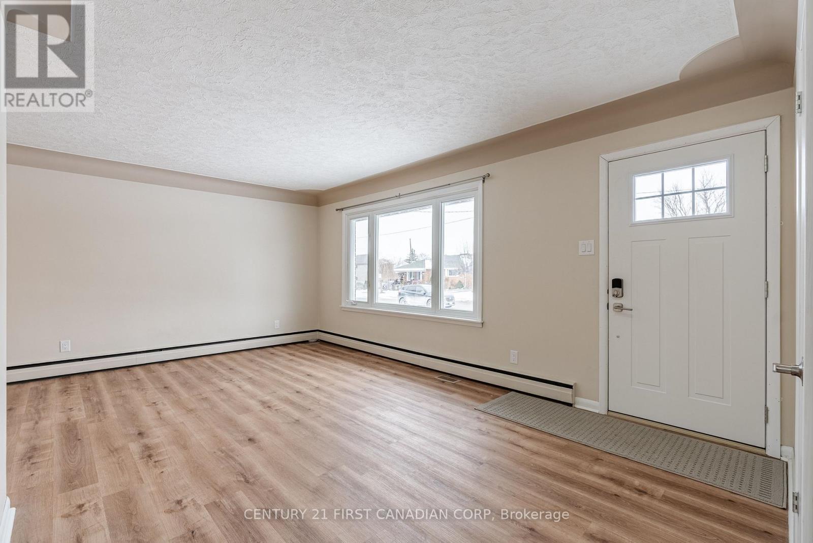 Upper - 177 Myrtle Street, St. Thomas, Ontario  N5R 2G8 - Photo 6 - X12952660