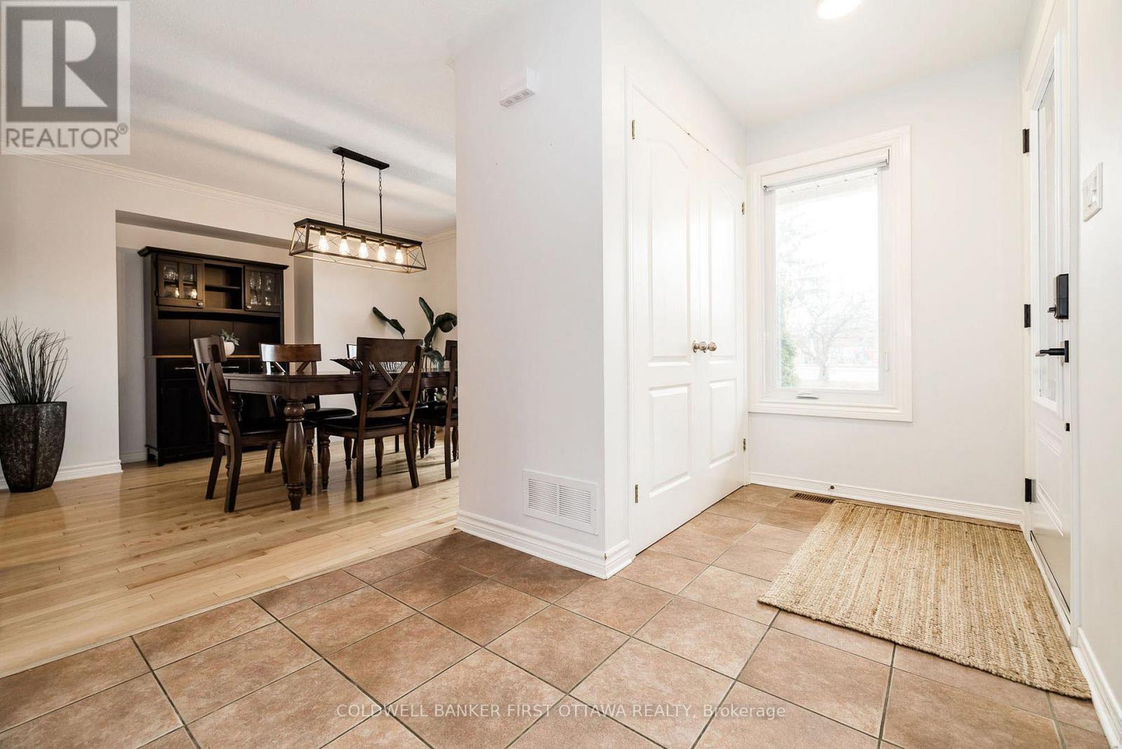 38 Hobin Street, Ottawa, Ontario  K2S 1G8 - Photo 6 - X12952704