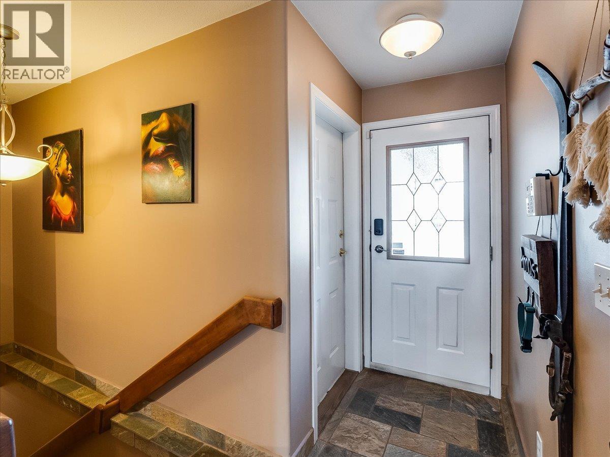 1448 Emerald Crescent, Castlegar, British Columbia  V1N 4W2 - Photo 3 - 10381820