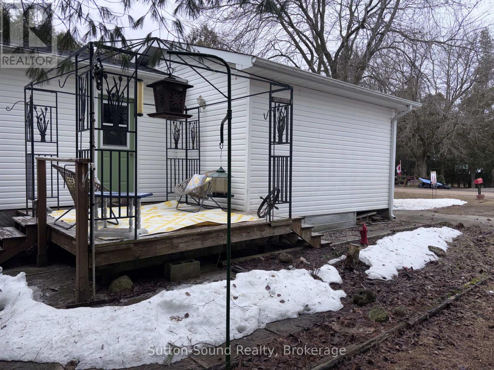 127 Harvey Street, Georgian Bluffs, Ontario  N0H 2N0 - Photo 3 - X12952672