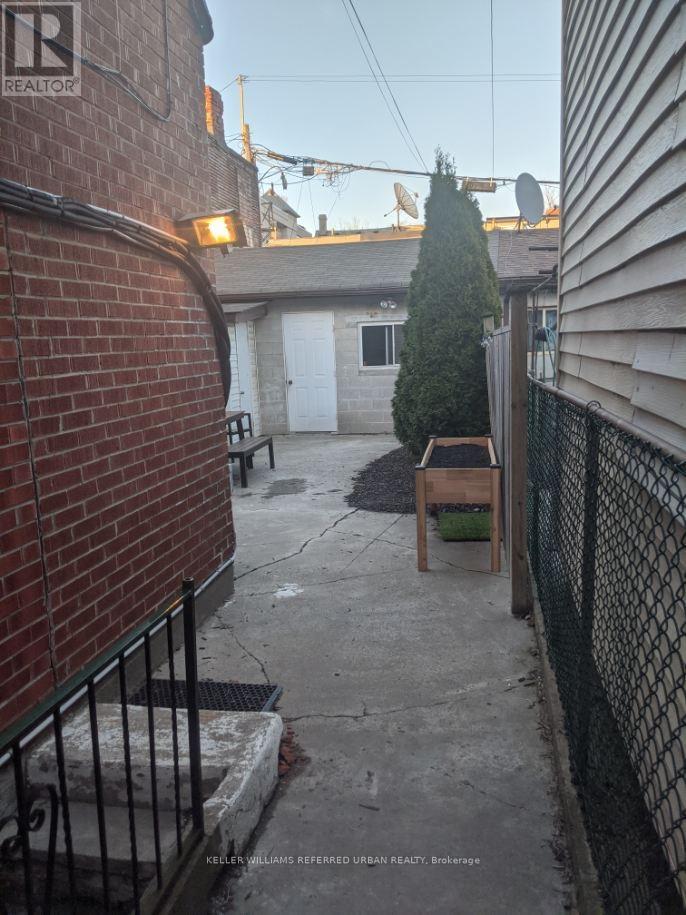 Upper - 429 Ossington Avenue, Toronto, Ontario  M6J 3A6 - Photo 7 - C12951500