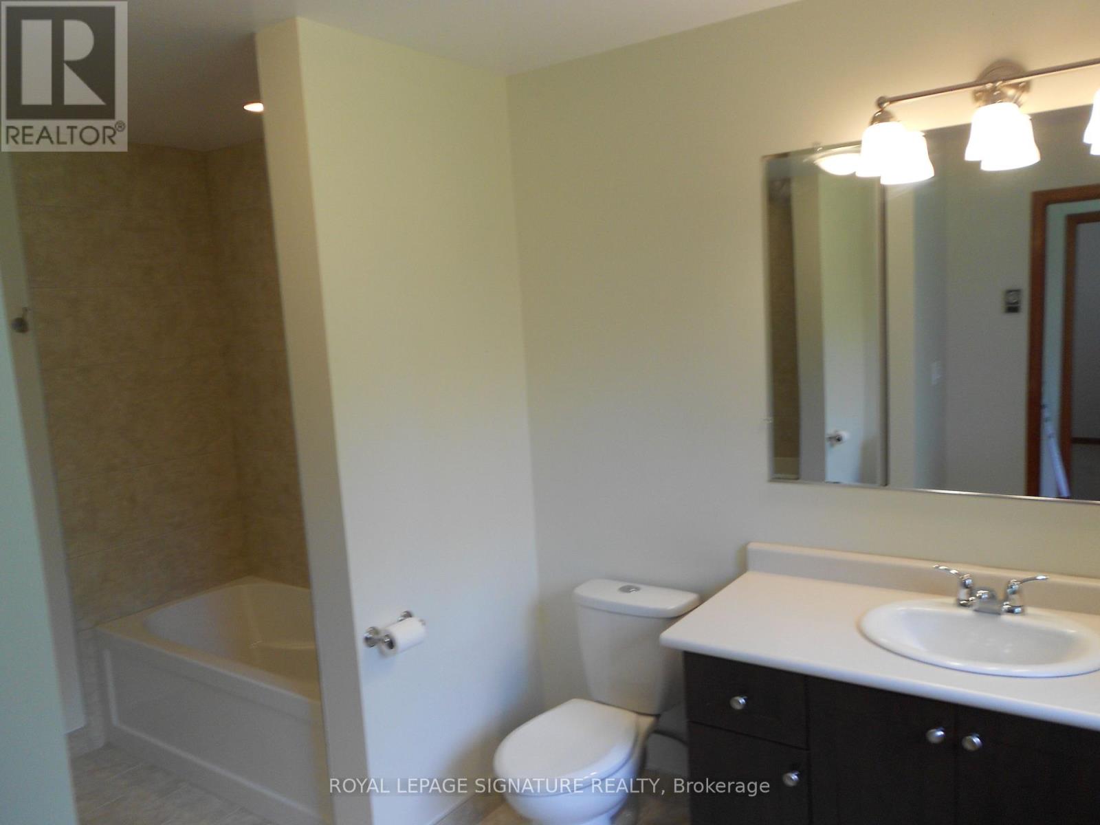 Back Upper Unit - 24 Kilpatrick Drive, Toronto, Ontario  M1R 2B6 - Photo 5 - E12952614