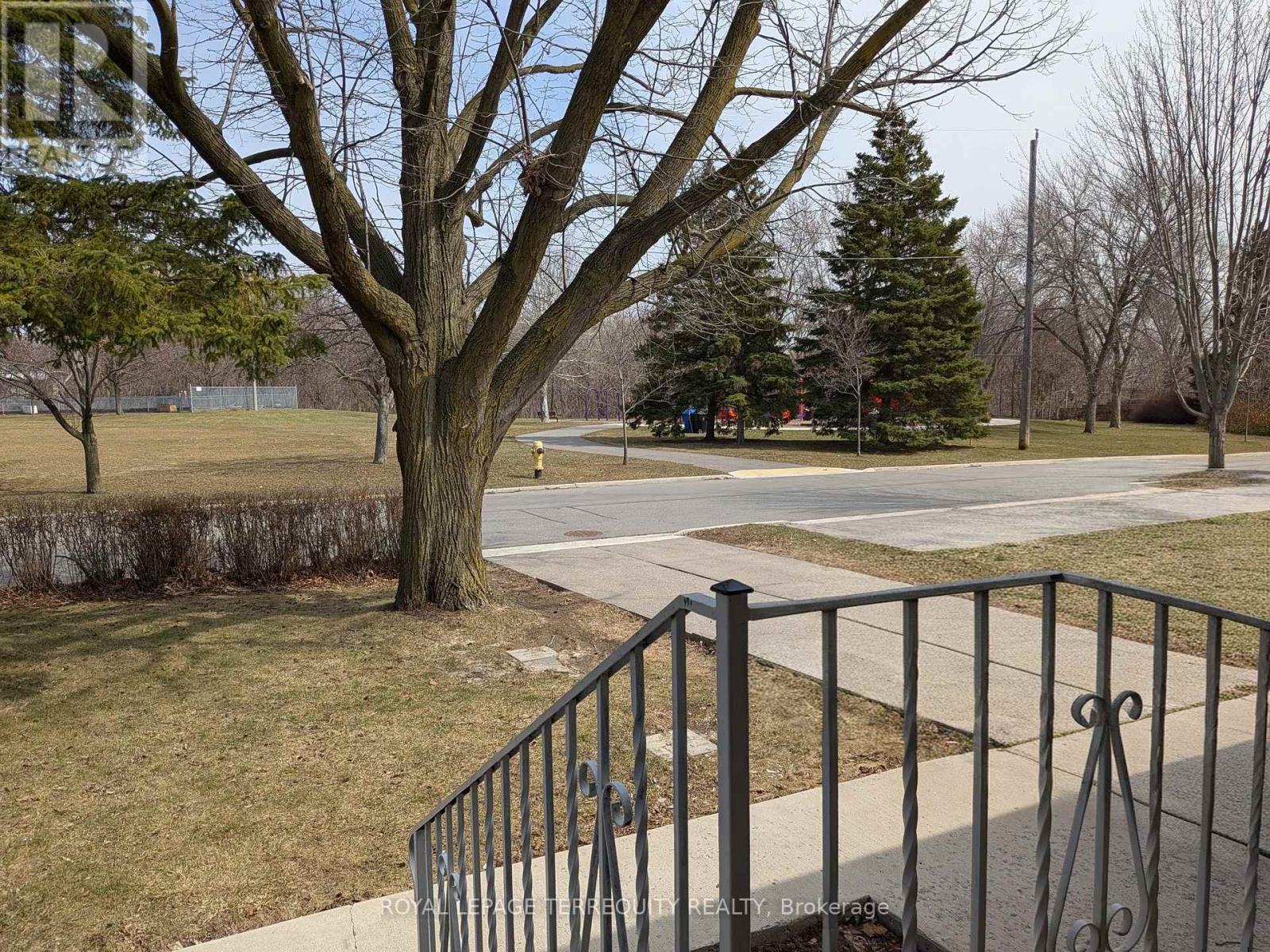 6 Peacham Crescent, Toronto, Ontario M3M 1S1 - Photo 4 - W12787574