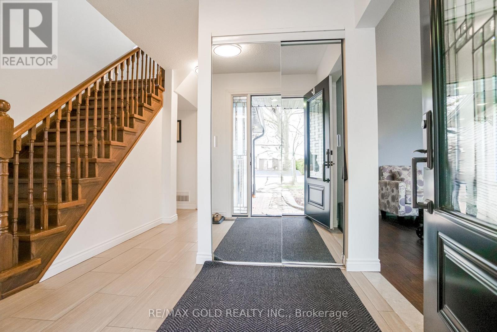 7632 Netherwood Road, Mississauga, Ontario  L4T 2P1 - Photo 6 - W12951430