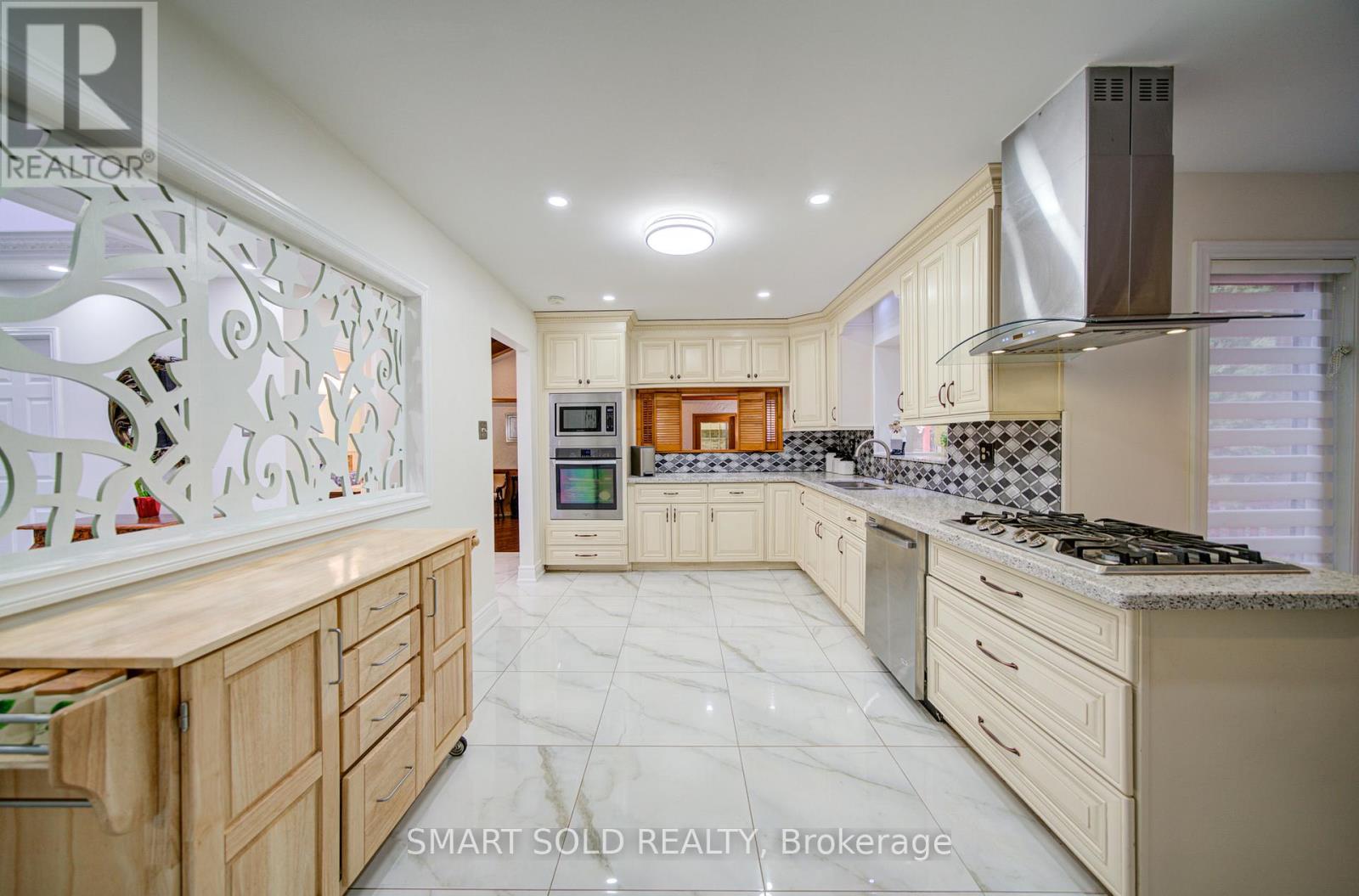 48 Montgomery Court, Markham, Ontario  L3R 0C2 - Photo 12 - N12952618