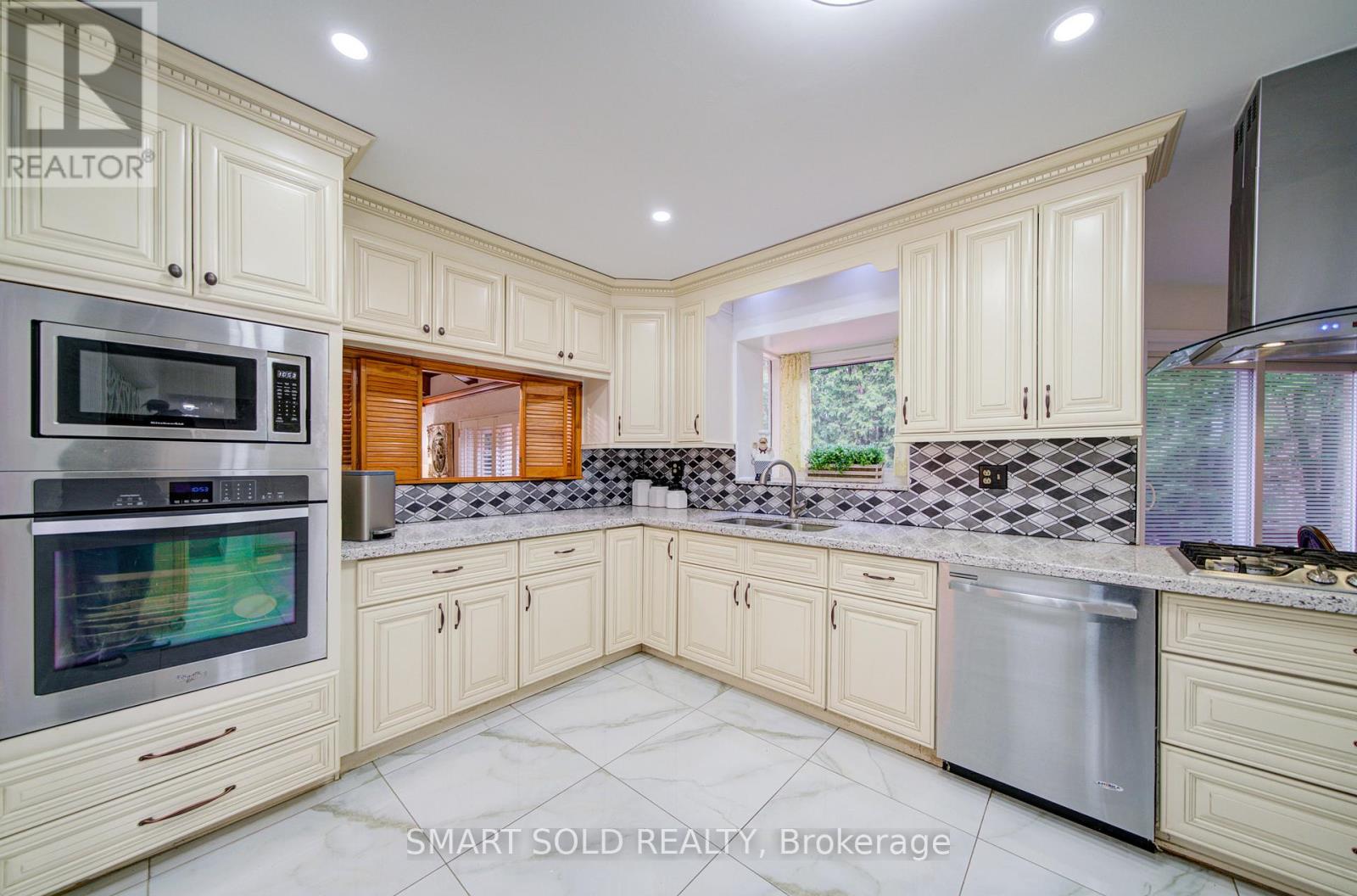 48 Montgomery Court, Markham, Ontario  L3R 0C2 - Photo 9 - N12952618