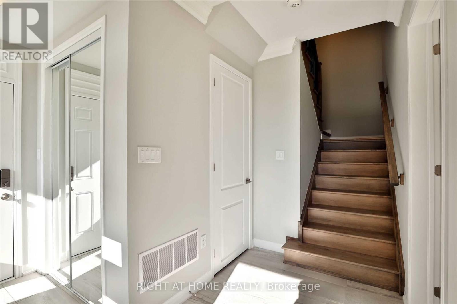 #7 - 92 Huguenot Road, Oakville, Ontario  L6H 0M3 - Photo 11 - W12952478