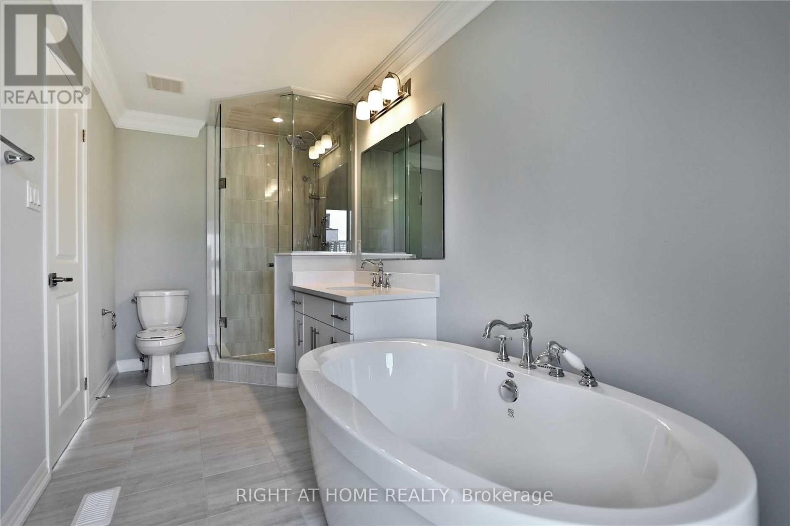 #7 - 92 Huguenot Road, Oakville, Ontario  L6H 0M3 - Photo 25 - W12952478