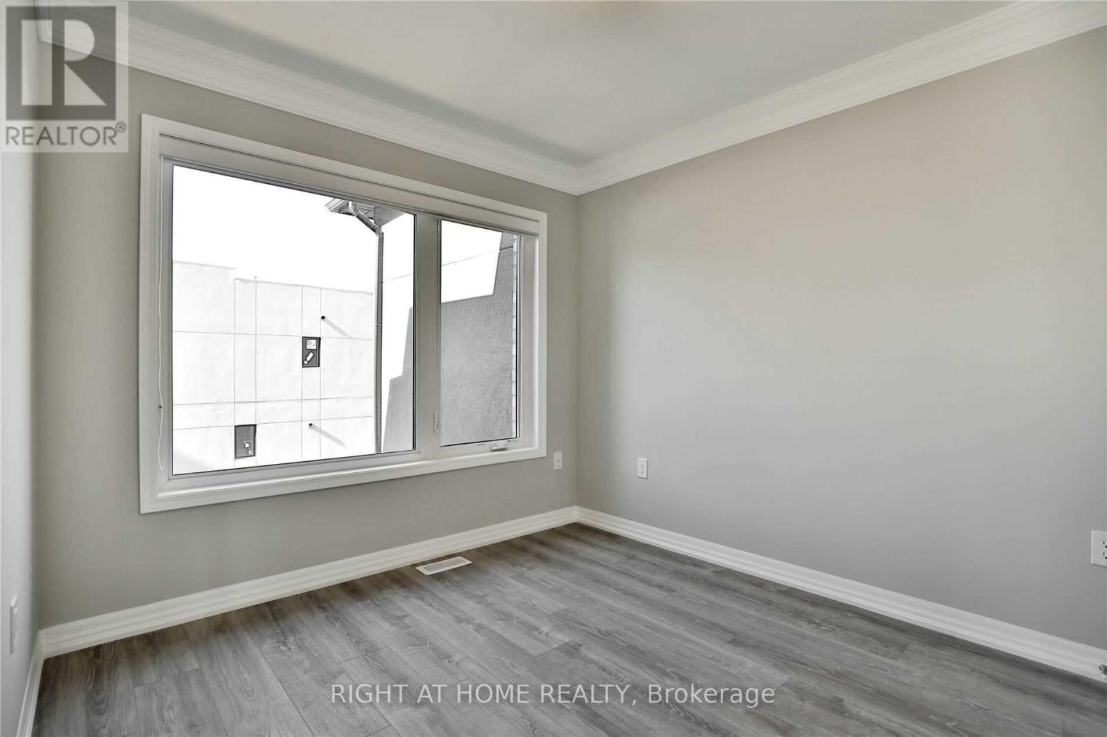 #7 - 92 Huguenot Road, Oakville, Ontario  L6H 0M3 - Photo 3 - W12952478