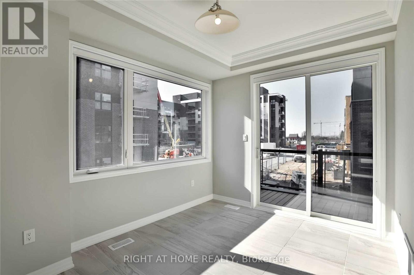 #7 - 92 Huguenot Road, Oakville, Ontario  L6H 0M3 - Photo 4 - W12952478