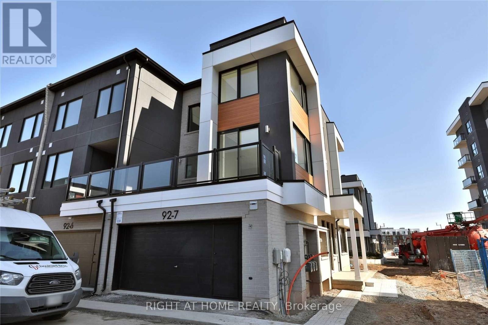 #7 - 92 Huguenot Road, Oakville, Ontario  L6H 0M3 - Photo 6 - W12952478