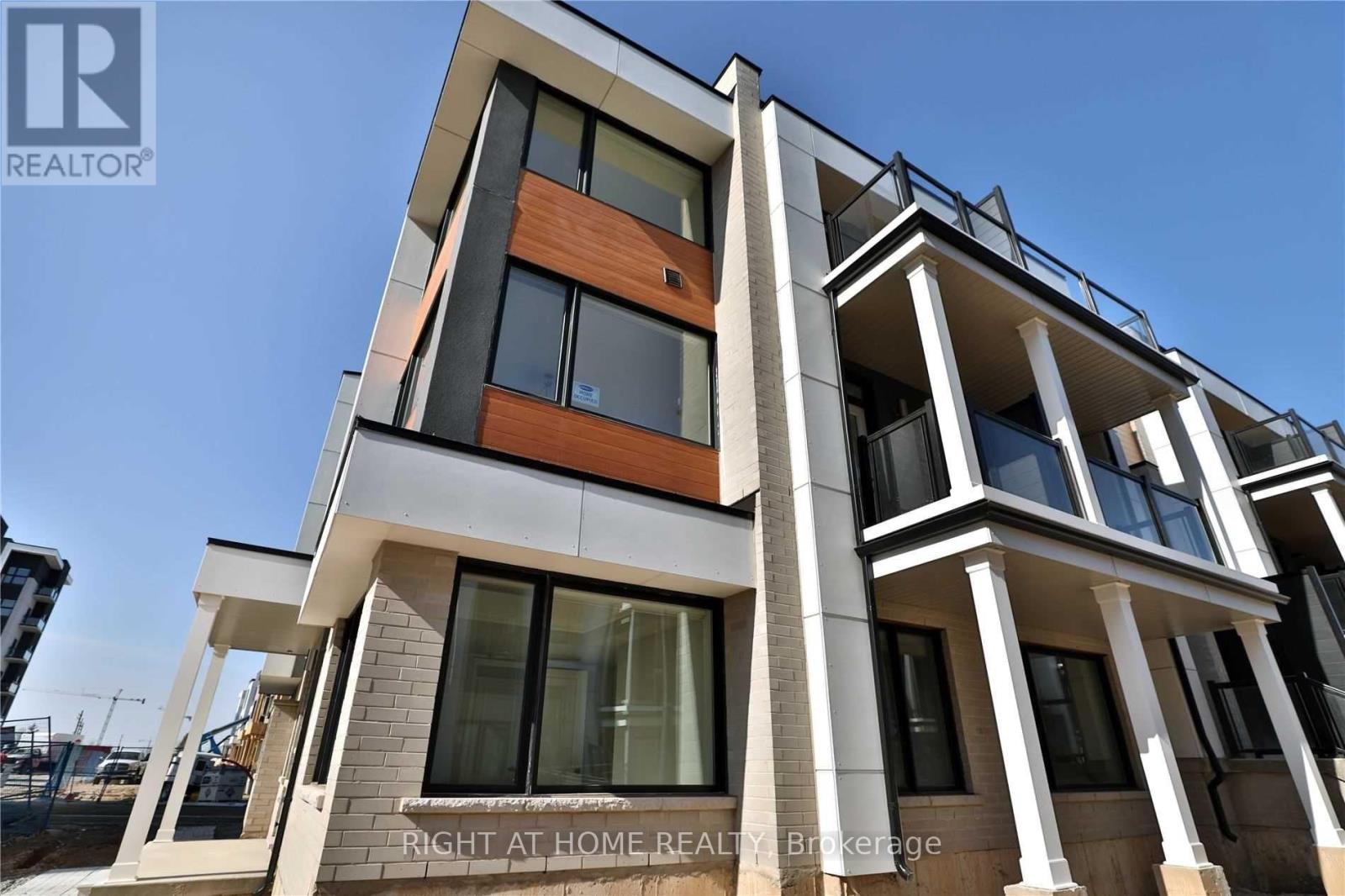 #7 - 92 Huguenot Road, Oakville, Ontario  L6H 0M3 - Photo 7 - W12952478